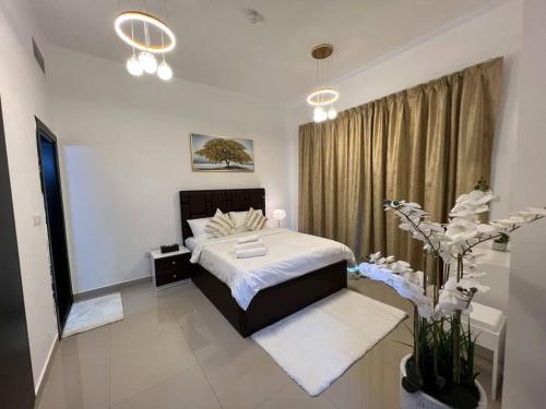 um quarto com uma cama e uma grande janela em Spacious Cozy Brand New 1 Bedroom Apartment em Dubai