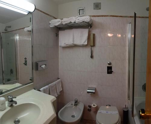 a bathroom with a sink and a toilet and a shower at iH Hotels Milano Eur - Trezzano sul Naviglio in Trezzano sul Naviglio