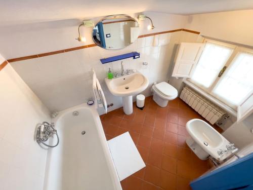 un bagno con vasca, lavandino e WC di Casetta del Borgo a Pietrasanta