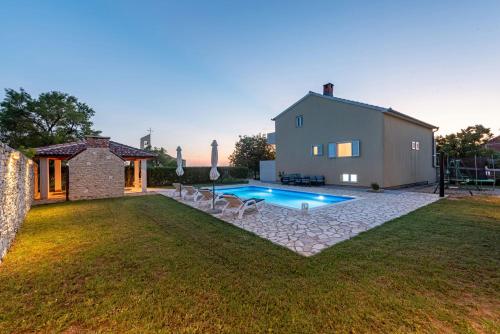 Bazén v ubytování Villa Basil ZadarVillas nebo v jeho okolí