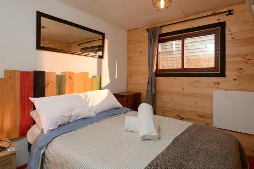 a bedroom with a bed in a room with a window at Verde Madera Hostel B&B in Santiago