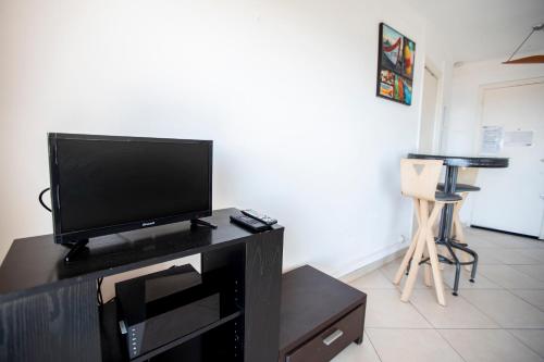 un salon avec une télévision à écran plat sur une table dans l'établissement The View Studio by Connexion, à Cannes