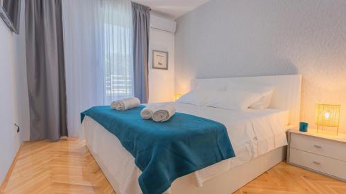 - une chambre avec un lit et 2 serviettes sur une table dans l'établissement New delux green garden apartment with hotube ****, à Split