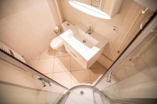 une salle de bain avec un lavabo, des toilettes et un miroir dans l'établissement The View Studio by Connexion, à Cannes
