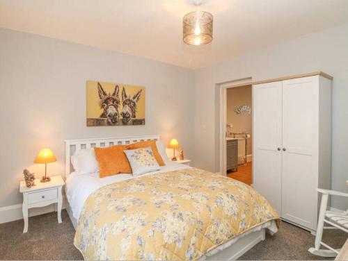 una camera con un letto e due comodini e due lampade di Happy Feet Cottage, Sleeps 6 a Bradwell