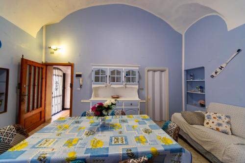 uma sala de estar com uma mesa e um sofá em La casa di Tina a 20 metri dal mare em Santo Stefano al Mare
