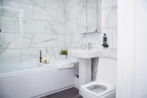Bridge Court by Sterling Edge - Stylish 1-Bed Apartments with Balcony or Private Garden and Free Onsite Parking photo 63