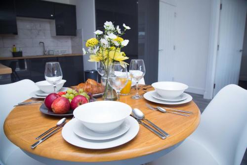 Bridge Court by Sterling Edge - Stylish 1-Bed Apartments with Balcony or Private Garden and Free Onsite Parking photo 28