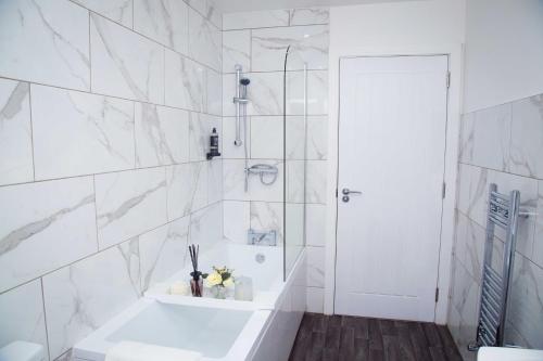 Bridge Court by Sterling Edge - Stylish 1-Bed Apartments with Balcony or Private Garden and Free Onsite Parking photo 64