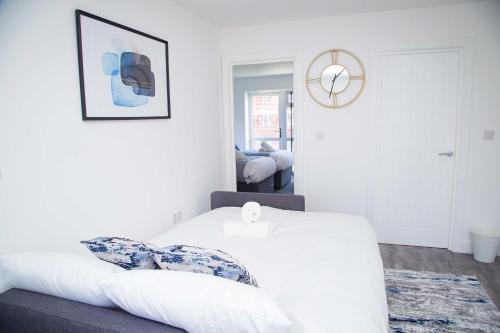 Bridge Court by Sterling Edge - Stylish 1-Bed Apartments with Balcony or Private Garden and Free Onsite Parking photo 20