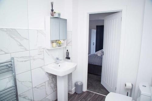 Bridge Court by Sterling Edge - Stylish 1-Bed Apartments with Balcony or Private Garden and Free Onsite Parking photo 75