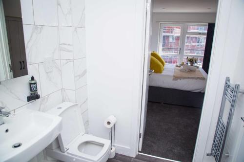 Bridge Court by Sterling Edge - Stylish 1-Bed Apartments with Balcony or Private Garden and Free Onsite Parking photo 72