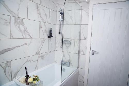 Bridge Court by Sterling Edge - Stylish 1-Bed Apartments with Balcony or Private Garden and Free Onsite Parking photo 77