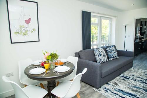 Bridge Court by Sterling Edge - Stylish 1-Bed Apartments with Balcony or Private Garden and Free Onsite Parking photo 25