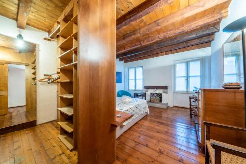 Zimmer mit einem Bett und einem Bücherregal in der Unterkunft Atelier San Giacomo - Central Apartment in Udine