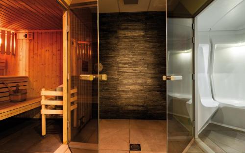 y baño con ducha y puerta de cristal. en Lagrange Vacances Le Roc Belle Face, en Arc 1600
