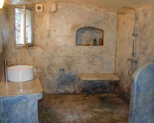 une ancienne salle de bain avec une baignoire et un lavabo dans l'établissement Gîte de charme cévenol, à Cros
