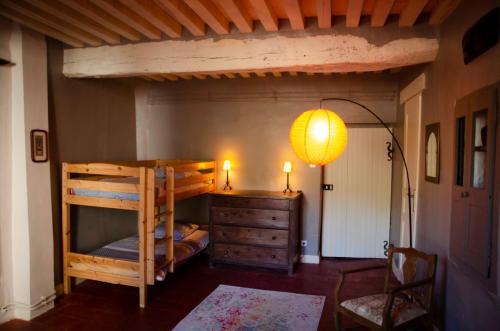 une chambre avec deux lits superposés et une lampe dans l'établissement Gîte de charme cévenol, à Cros