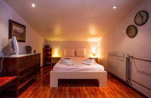 CesserasにあるMas a 4 Mainsのベッドルーム(白いベッド1台、ドレッサー、テレビ付)