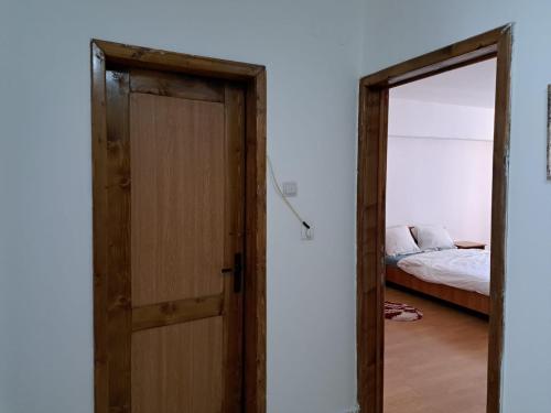 Un pat sau paturi într-o cameră la Apartament 2 camere baie bucatarie