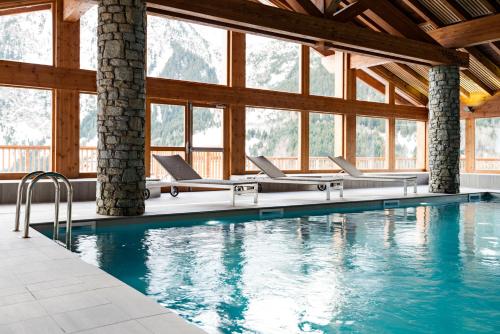 Bazén v ubytování Lagrange Vacances Les Hauts de la Vanoise nebo v jeho okolí