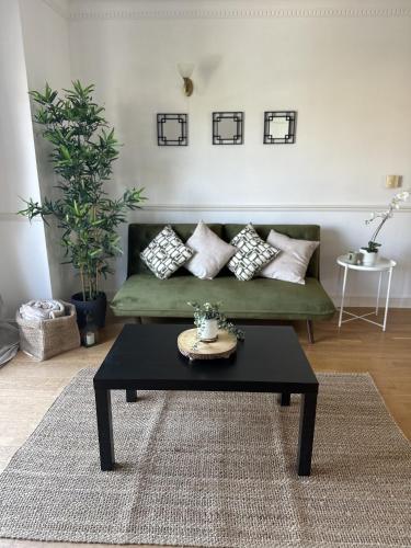 sala de estar con sofá verde y mesa en Large 2 Bedroom Marina View Apartment en Hemel Hempstead