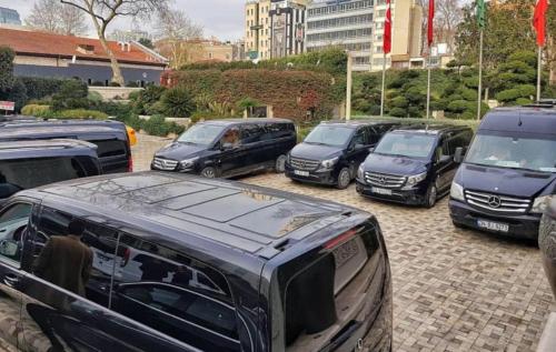 una fila de autos estacionados en un estacionamiento en تأجير سيارات نقل جولة يومية en Trabzon