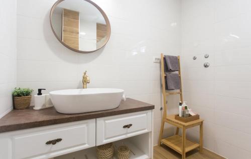 La salle de bains est pourvue d'un lavabo blanc et d'un miroir. dans l'établissement Villa M apartment Podstrana-private pool, à Podstrana