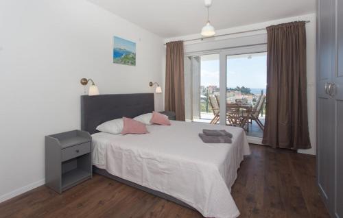 - une chambre avec un lit et une grande fenêtre dans l'établissement Villa M apartment Podstrana-private pool, à Podstrana