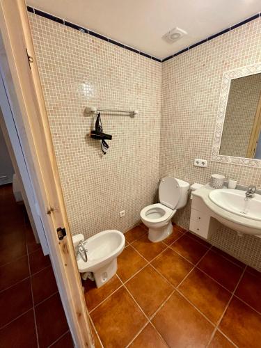 Ένα μπάνιο στο GMHouse Minorca GMH