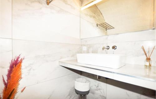 ein Bad mit einem Waschbecken und einem Spiegel in der Unterkunft Beautiful Home In Fourques With Kitchen in Fourques