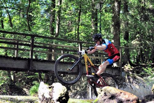 ティユーにあるLe Franchimontois Appartement 6p - Theuxの橋の上で自転車で芸をする男性
