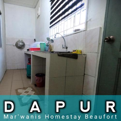 eine kleine Küche mit einem Waschbecken in einem Zimmer in der Unterkunft Mar'Wanis Homestay Beaufort Sabah in Beaufort