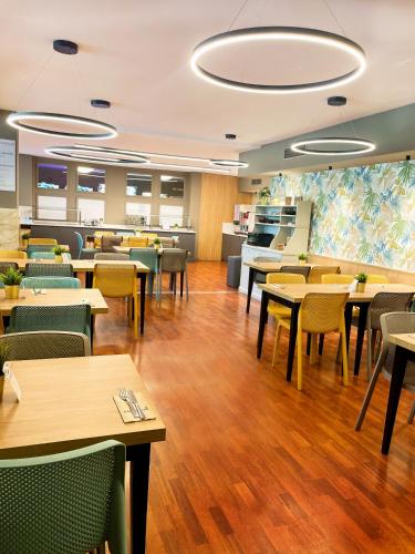 a restaurant with wooden floors and tables and chairs at Aparthotel SunClub Salou in Salou