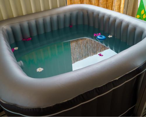 a childs pool in a crib with a table at Studio Carambole by Sweety Stay in Schœlcher