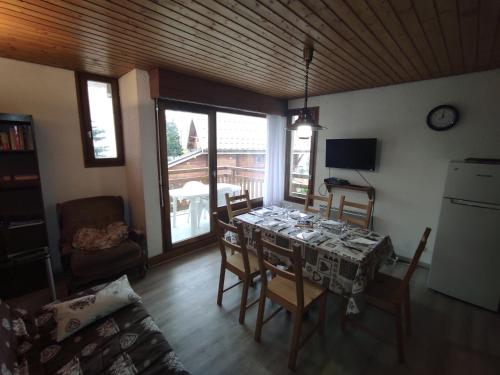 une salle à manger avec une table et des chaises dans une pièce dans l'établissement ma muzelle, à Les Deux Alpes