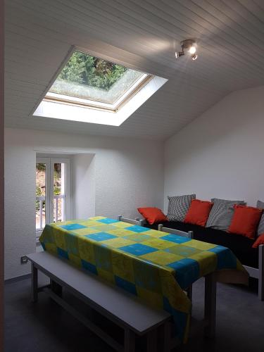 une chambre avec un lit et une lucarne dans l'établissement Gites Communaux à Lourdios, à Lourdios-Ichère