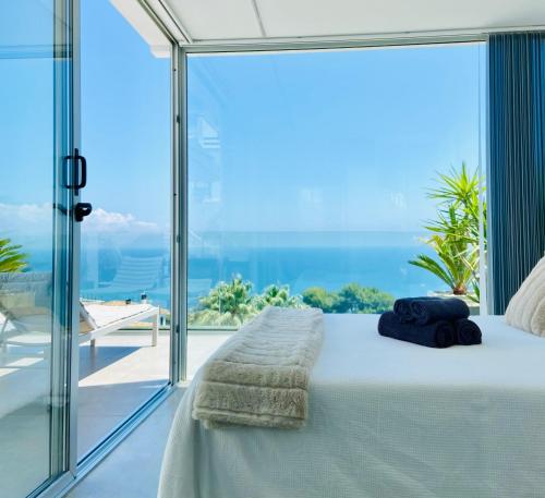 1 dormitorio con 1 cama y vistas al océano en La Suite Del Mar, en Gran Alacant