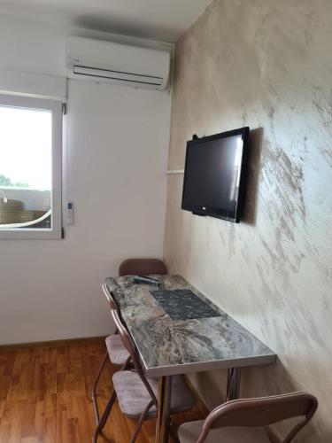 Una televisión o centro de entretenimiento en Good Inn