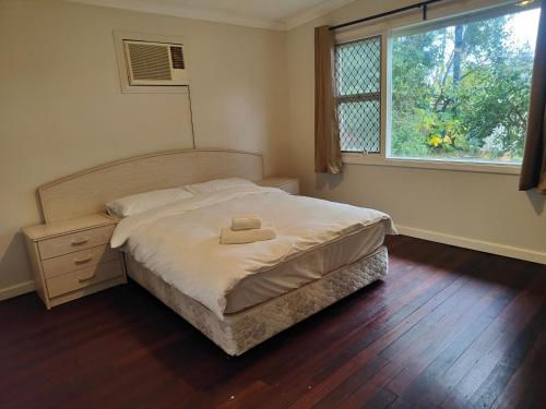 S&S Guest House في Armadale: غرفة نوم بسرير كبير ونافذة