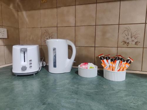Příslušenství pro přípravu čaje a kávy v ubytování S&S Guest House