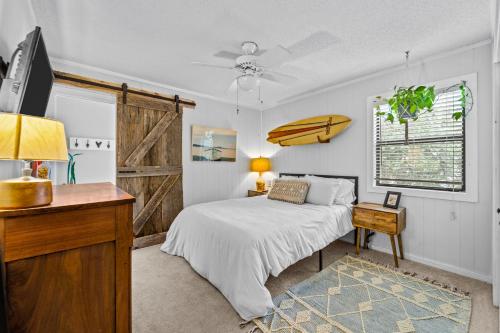 - une chambre avec un lit, un bureau et une télévision dans l'établissement Sea Swept Cottage, à Kill Devil Hills