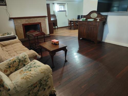 TV a/nebo společenská místnost v ubytování S&S Guest House