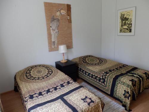 a room with two beds and a picture on the wall at Kaksio Kemiönsaaressa in Björkboda