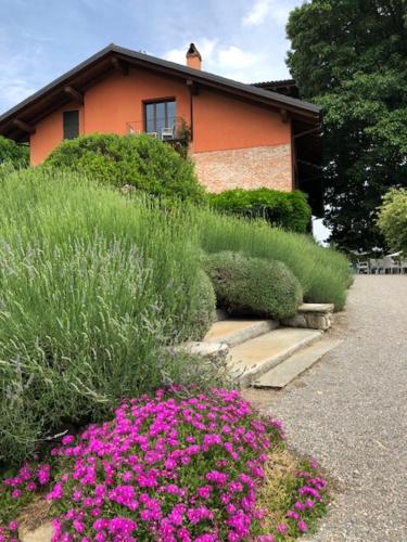 a house with pink flowers in front of it at Tenuta La Quassa in Ispra
