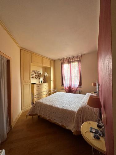 een slaapkamer met een bed, een dressoir en een raam bij Peaceful and near town in Terranuova Bracciolini