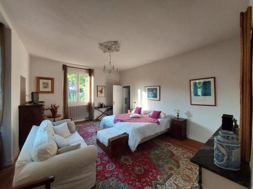 - une chambre avec un lit et un canapé dans l'établissement Manoir Petit Meysset, à Sarlat-la-Canéda