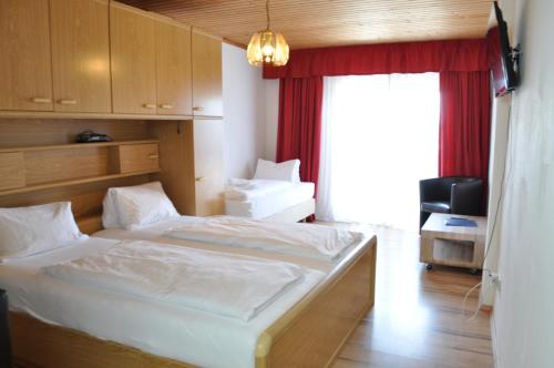 1 Schlafzimmer mit 2 Betten und einem Fenster in der Unterkunft Gästehaus Herlinde in Podersdorf am See