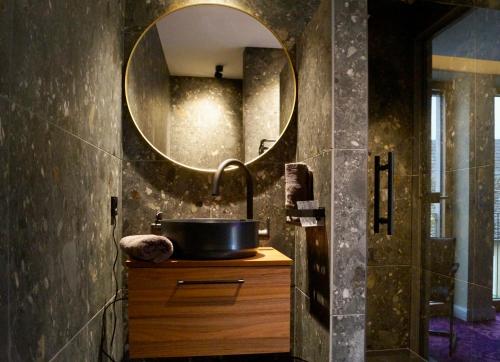 a bathroom with a sink and a mirror at Zimmer am Platz in Purgstall