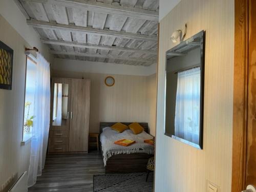 Habitación pequeña con cama y ventana en Ostsee Apartments, en Ventspils